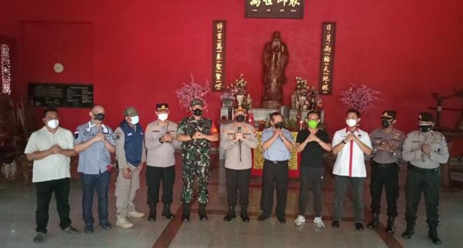 
 Ibadah Imlek Tahun 2573 Kongzili, Polsek dan Koramil 07/Cipayung Amankan Lokasi Klenteng Kong Miao
