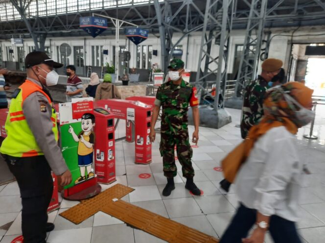 
 Danramil-03/Tanjung Priok Himbau Penumpang di Terminal dan Stasiun Tetap Patuhi Prokes