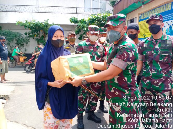
 Dandim 0503/JB Bagikan Paket Sembako Kepada Warga yang Isoman Positif Covid-19 di Tamansari, Jakbar