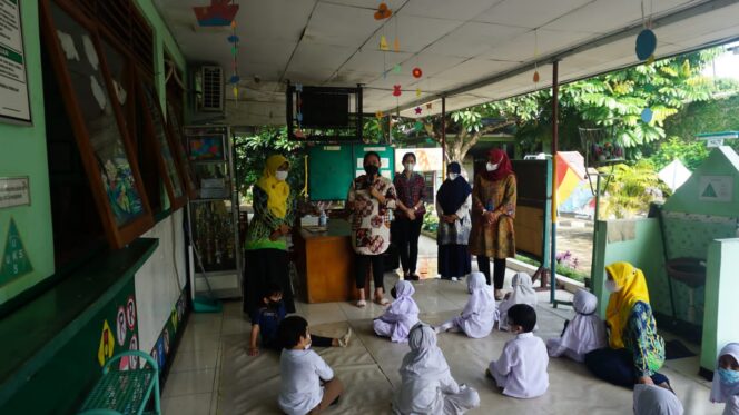 
 Ketua Persit Kartika Chandra Kirana Cabang XVI Kodim 0502/JU Koorcab Rem 052 PD Jaya Bersama Wakil Ketua dan Pengurus Mengunjungi Taman Kanak-Kanak (TK) Kartika X-18