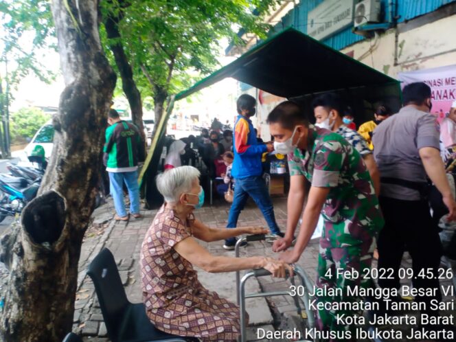 
 Danramil 01/Ts Pantau dan Berikan Edukasi Kepada Warga yang Vaksin