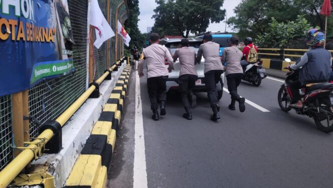 
 Aksi Mulia Personel Polsek Kembangan Membantu Pengendara Yang Mogok Mobil