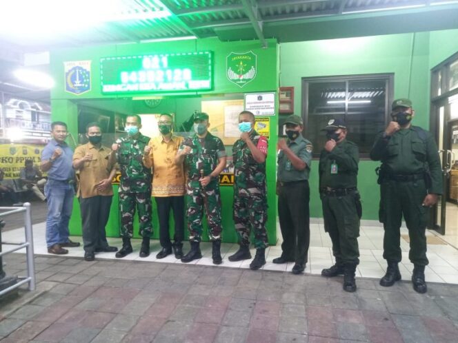 
 Komandan Kodim 0503 Jakarta Barat Letkol Kavelri, I Made Maha Yudikhsa Berkunjung ke Pos RW 12  di Perumahan Taman Semanan (TSI)