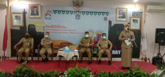 
 Warga Kembangan Terima Bantuan Kartu Peduli Anak dan Remaja