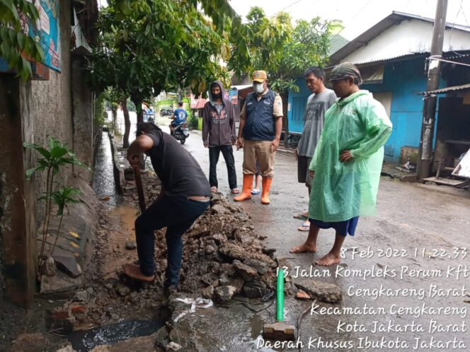 
 Lurah Cengkareng Barat Melakukan Pengecekan Saluran Air Khususnya Di Wilayah RW.11