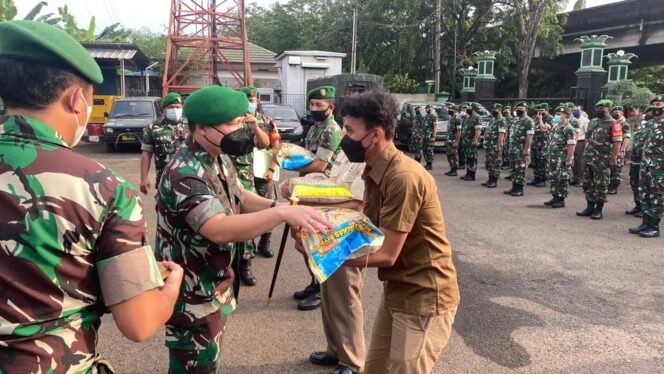 
 Dandim 0502/JU Berikan Bantuan Beras Kepada Anggota Kodim 0502/JU