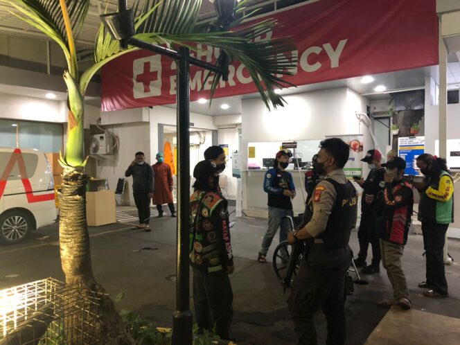 
 Tim Presisi Polres Jakarta Barat Menyelamatkan Warga Yang Mengalami Kecelakaan