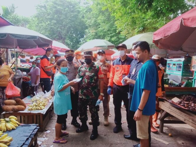 
 Cegah Penyebaran Covid-19, Anggota Koramil 02/TB Bersama BNPB Bagikan Masker
