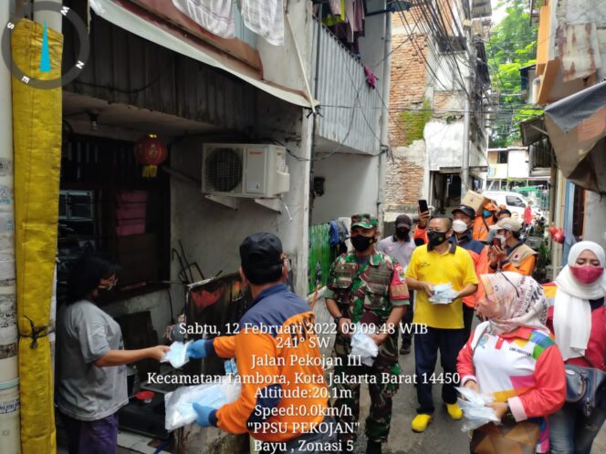 
 Cegah Penyebaran Covid-19, BNPB Bersama Babinsa Koramil 02/TB Bagikan Masker di Tiga Kelurahan