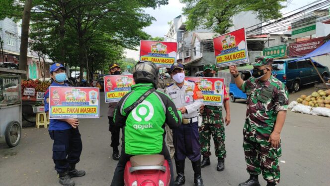
 Babinsa Koramil 02/TB Sosialisasi PPKM dan Bagikan Masker di Dua Lokasi