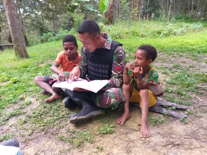 
 Cara Satgas TNI 412 Kostrad Bangkitkan Minat Belajar Anak Anak Di Pedalaman Papua