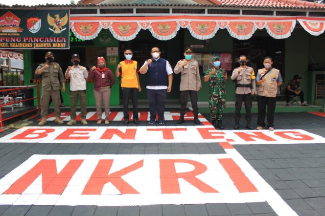 
 Mengantisipasi Penyebaran Covid-19, RW 012 Kelurahan Semanan, Jakarta Barat Melakukan Penyemprotan Disinfektan