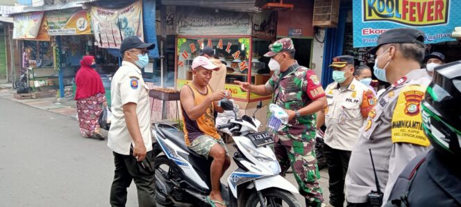 
 Babinsa Koramil-04/CK Lakukan Imbauan Prokes Dan Pembagian Masker Kepada Warga di Tengah Pasar
