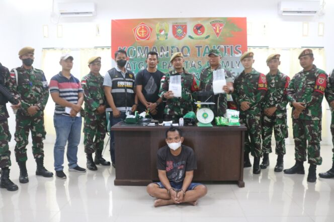 
 Satgas Pamtas Yonarmed 18/K Berhasil Gagalkan Penyelundupan 2,1 Kg Sabu-Sabu di Nunukan