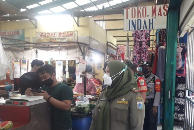 
 Cegah Penyebaran Covid-19, Babinsa Koramil04 Cengkareng Himbau dan Bagikan Masker