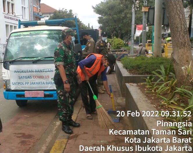 
 Sanksi Sosial di Berikan Oleh Team Operasi Tibmask 3 Pilar Tamansari Pada Pelanggar Prokes