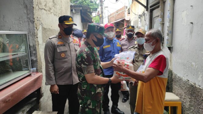 
 Babinsa Koramil 02/TB Kodim 0503/JB Salurkan Bantuan Beras ke Warga Kurang Mampu