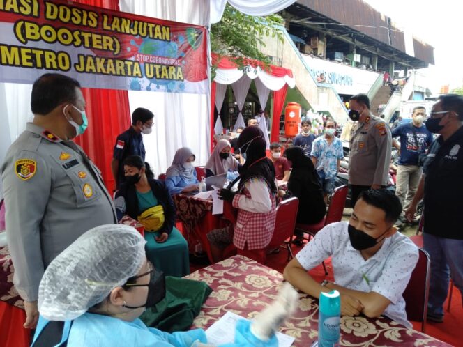 
 Polsek Cilincing Polres Metro Jakarta Utara Gelar Vaksinasi Booster Di Pasar Sukapura