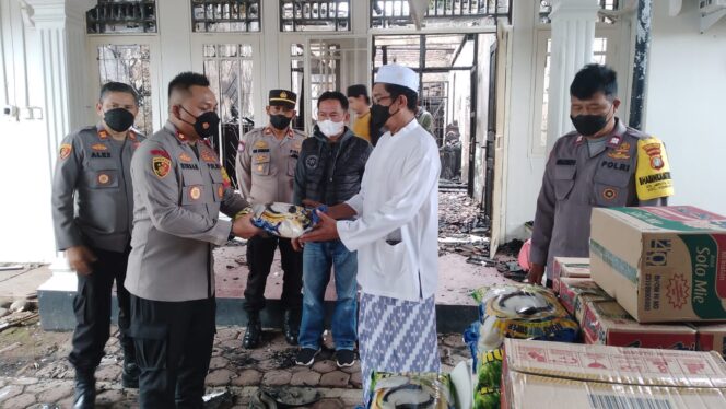 
 Kapolsek Kembangan Kompol Binsar H. Sianturi Memberikan Bantuan Kemanusiaan