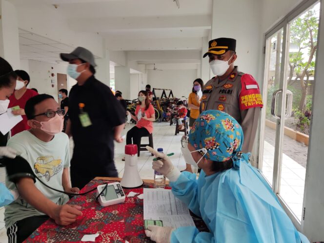 
 Kapolsek Cengkareng Polres Metro Jakarta Barat Kompol Ardhie Demastyo Meninjau Vaksinasi Covid-19