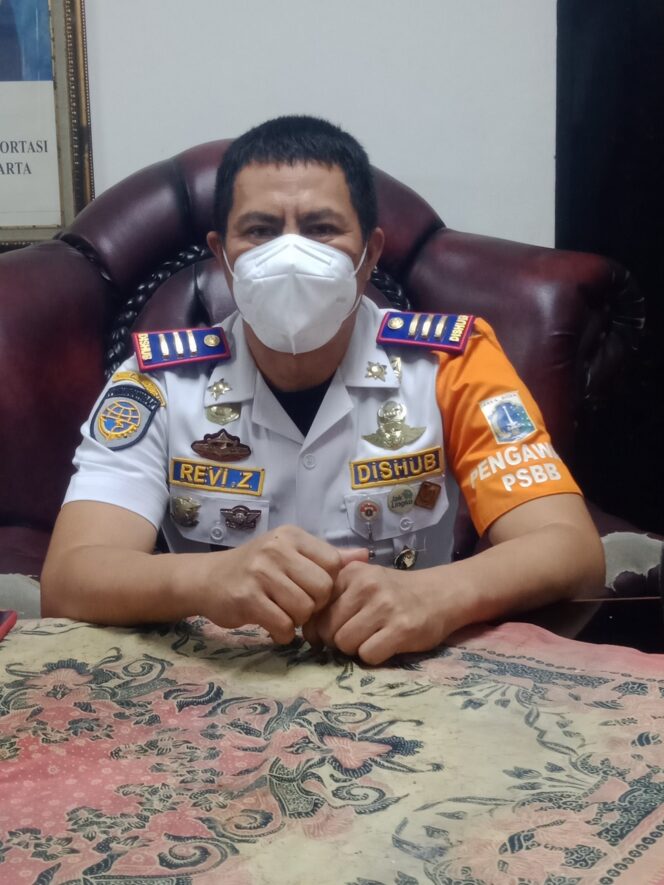 
 Dharma Wanita Persatuan Dinas Perhubungan DKI bersama Sudinhub Jakarta Barat menyalurkan Nasi Kotak di Terminal Kalideres