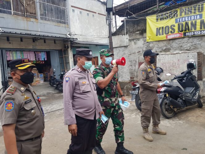 
 Tiga Pilar Sosialisasi Prokes dan Membagikan Masker di Pasar Tradisional