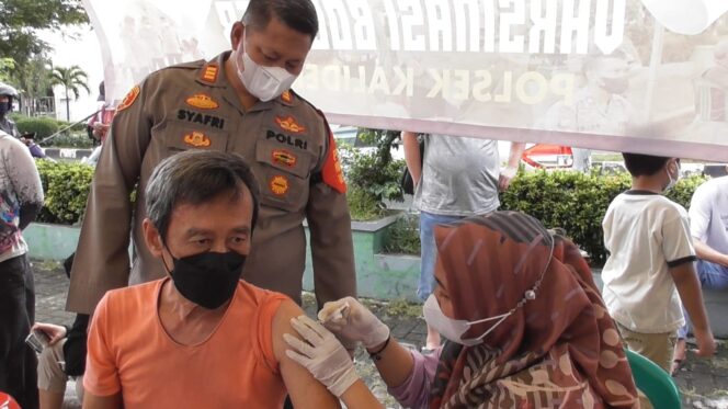 
 Polsek Kalideres Jakarta Barat Melaksanakan Kegiatan Vaksinasi Booster di Sentra Kuliner Daan Mogot Baru