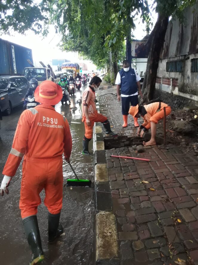 
 Lurah Cengkareng Barat Cek Saluran Air di Depan Puskesmas Cengkareng