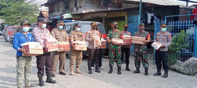 
 Pembagian Paket Sembako dan Masker Gratis bersama 3 Pilar Kecamatan Cengkareng