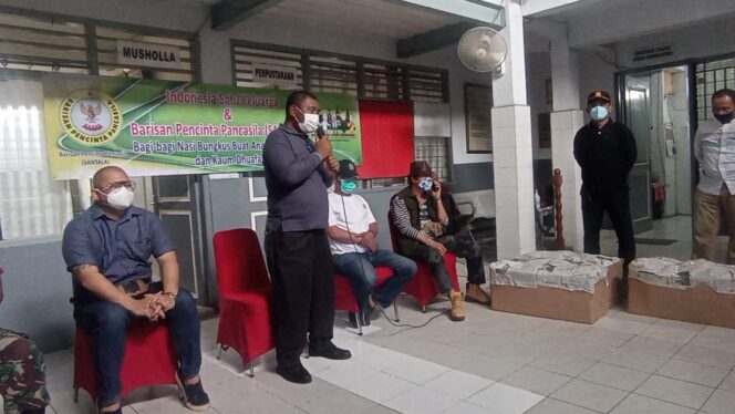
 Babinsa Koramil 04 Cengkareng Bersama Tiga Pilar Cengkareng Barat Laksanakan Baksos Jum’at Berkah