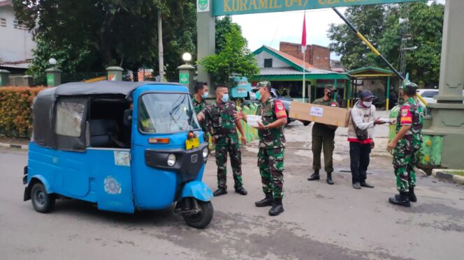 
 Berbagi di Tengah Pandemi, Koramil04 Cengkareng Bagikan Nasi Box dan Masker Gratis Kepada Masyarakat