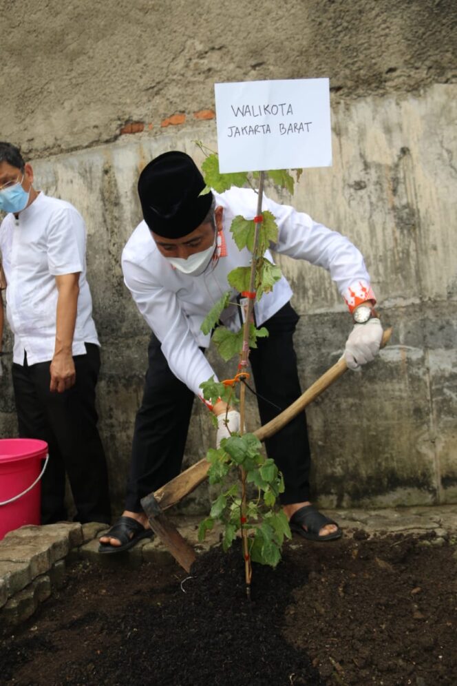 
 Wali Kota Jakarta Barat Melaksanakan Kegiatan Beautifikasi Tempat Ibadah