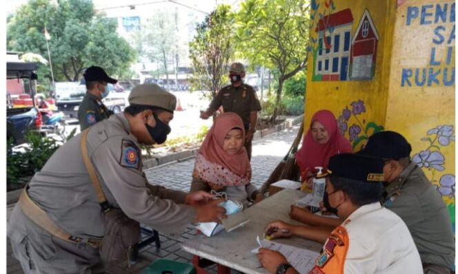 
 Tiga pilar Kecamatan Cengkareng Menggelar Operasi Tertib Masker di Daan Mogot