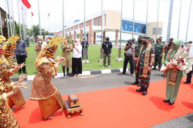 
 Tari Gending Sriwijaya Sambut Kedatangan Kasad di Bumi Sriwijaya