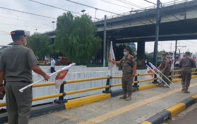 
 Bendera Partai Politik Yang Terpasang di Beberapa Jalan Protokol Ditertibkan Satpol PP Jakbar