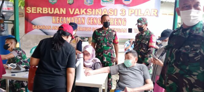 
 Bantu Capaian Vaksinasi, Koramil 04 Cengkareng Gelar Serbuan Vaksinasi TNI