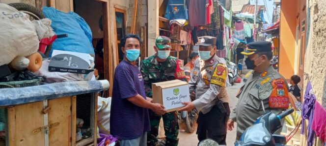 
 Gratis…!!! Koramil04 Cengkareng Distribusikan Paket Sembako Kodam Jaya Peduli