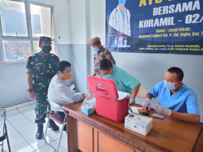 
 Serbuan Vaksinasi TNI Kodim 0503/JB Koramil 02/TB Vaksin 103 Orang di Rusunawa Angke
