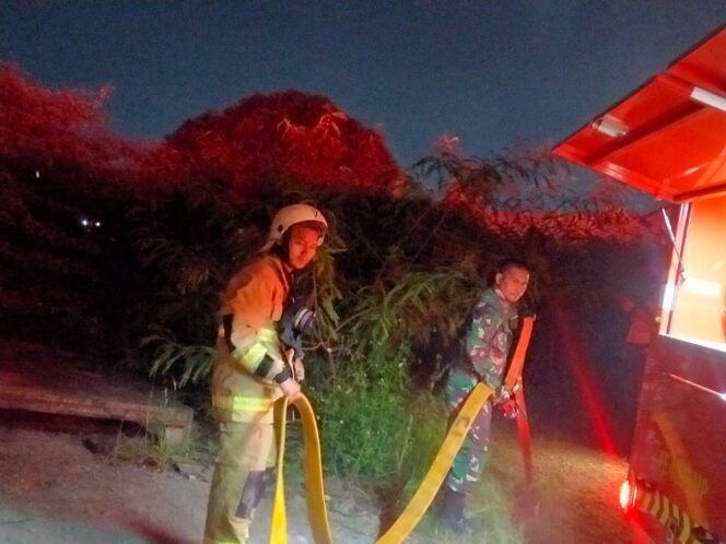 
 Babinsa 04/CK Kodim 0503/JB Sigap Bantu Padamkan Api dilokasi Kebakaran