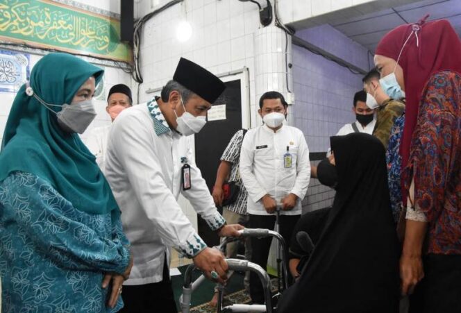 
 Walikota Jakarta Barat Yani Wahyu Purwoko Memberikan Bantuan Stimulus Kepada Pengurus DKM Masjid An-Nur