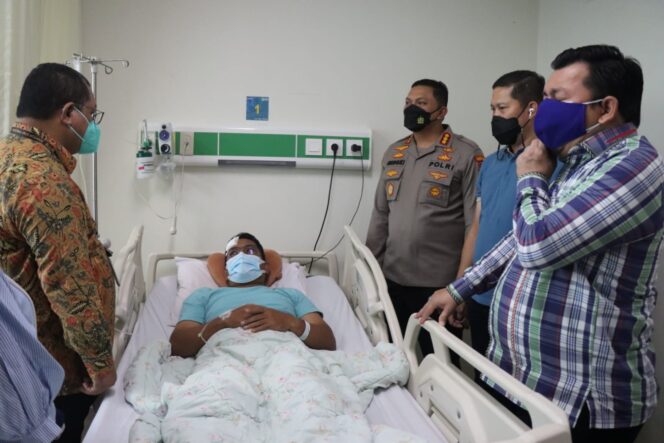 
 Dari Kantor Staf Presiden besuk Kasat Intel Polres Jakpus di RS. Tarakan