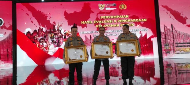 
 Polres Kendal Terima Penghargaan Pelayanan Prima Terbaik Dari Kementrian PAN RB