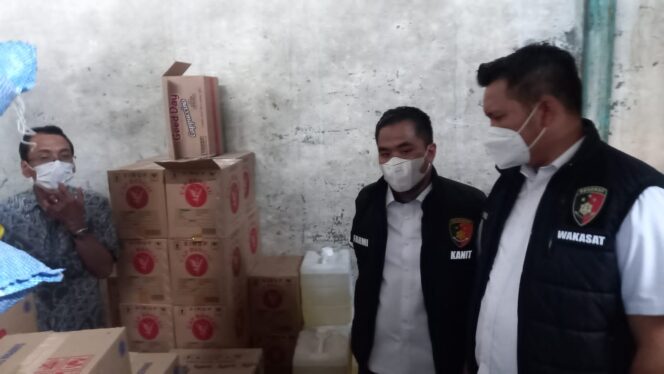 
 Polres Metro Jakarta Barat Gencar Melaksanakan Patroli Pengecekan Stok Minyak Goreng