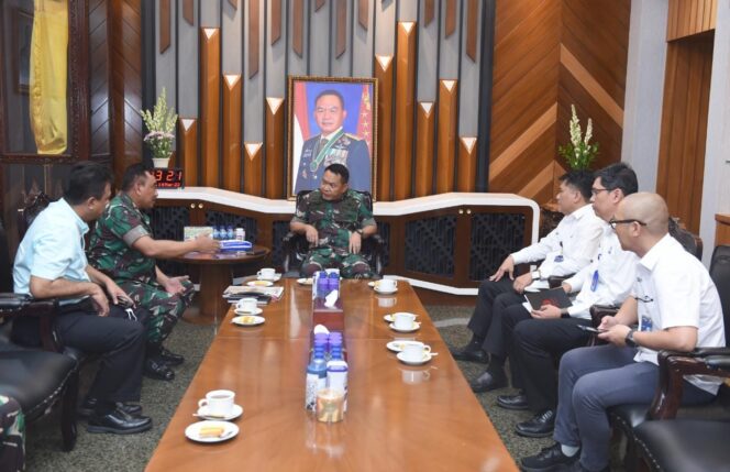 
 Kasad Terima Audiensi Dirut PT. Dirgantara Indonesia