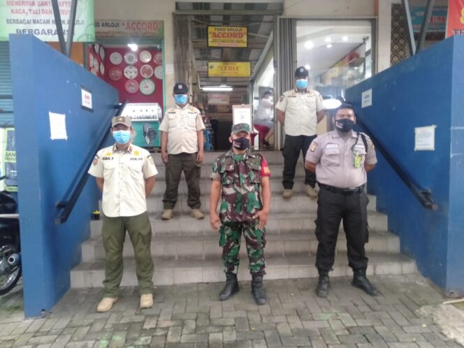 
 PPKM Mikro Di Pasar PD Jaya Bojong Indah Terus Dilakukan oleh Babinsa Koramil 04/Cengkareng