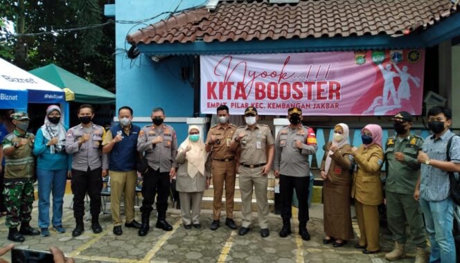 
 Kapolsek Kembangan Bersama 4 Pilar Mengunjungi Lokasi Gerai Vaksinasi