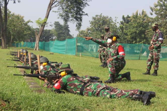 
 Tingkatkan Kemampuan, Prajurit Korem 051/Wkt Latihan Menembak