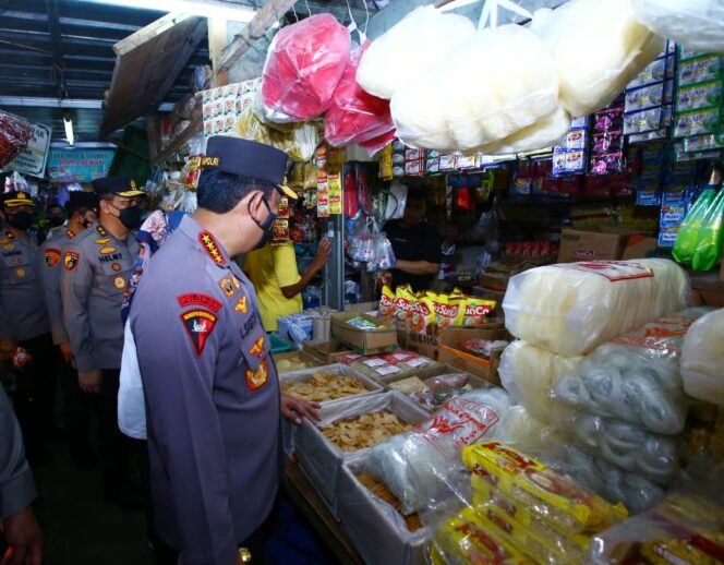 
 Kapolri Turun Langsung ke Pasar Pastikan Stok Minyak Goreng Untuk Warga Aman
