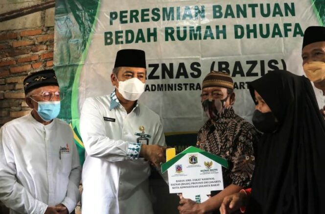 
 Walikota Jakarta Barat Serah Terima Kunci Bedah Rumah dan Gunting Pita