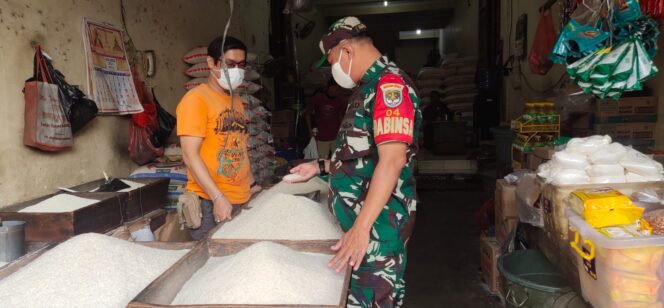 
 Babinsa Koramil04/CK Pantau Harga Kebutuhan Pokok